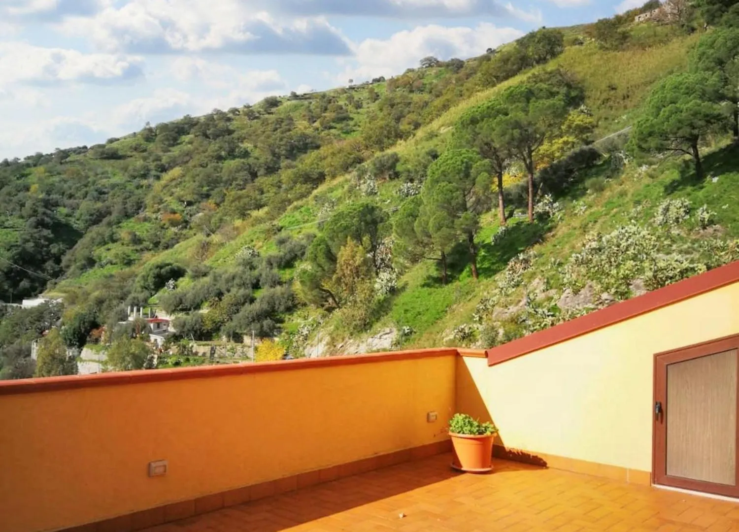 Spacious Apartment In Casalvecchio Siculo 95 M² Mountain View